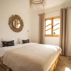 Surf And Friends Lodge
